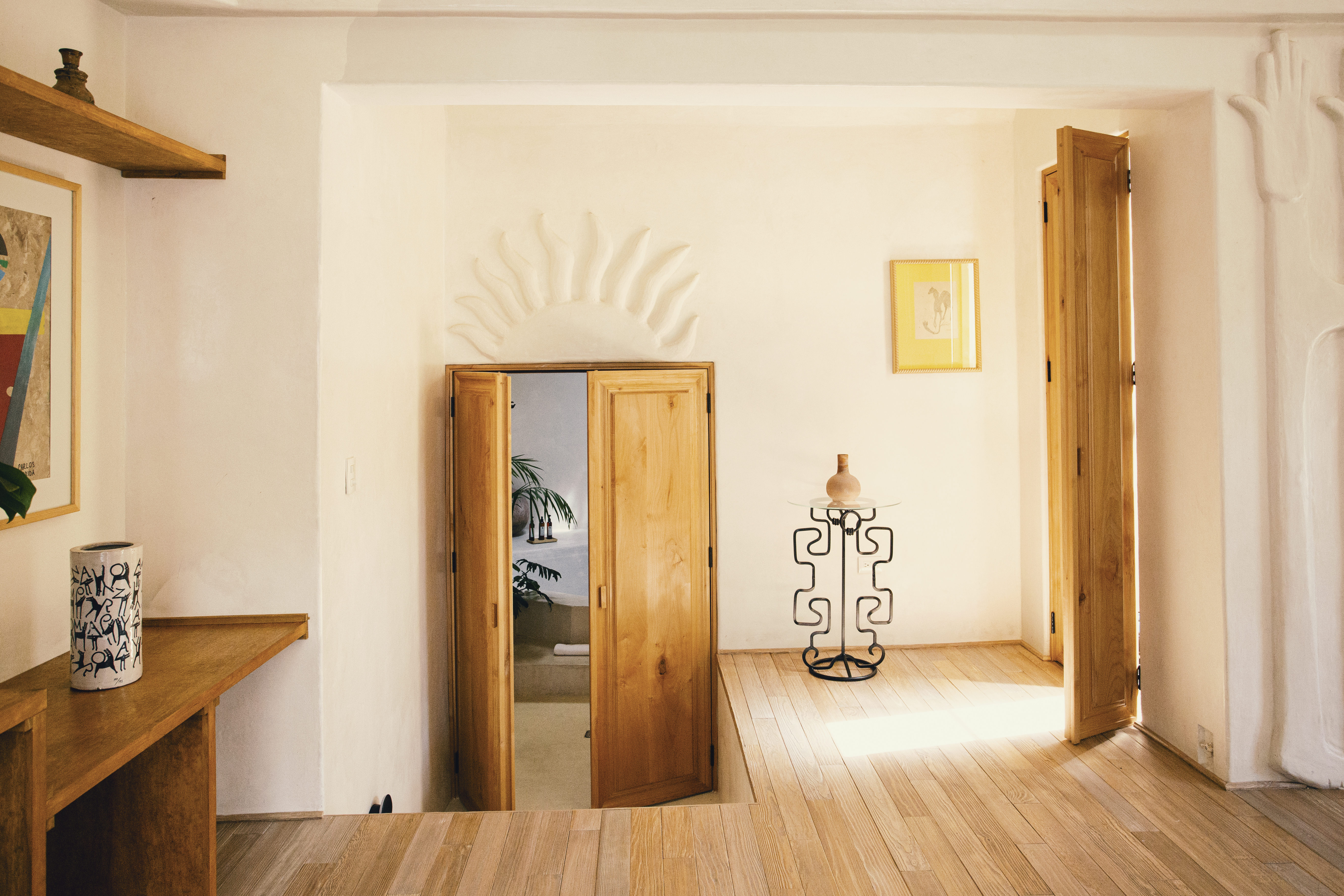 Puertas de madera en habitación iluminada